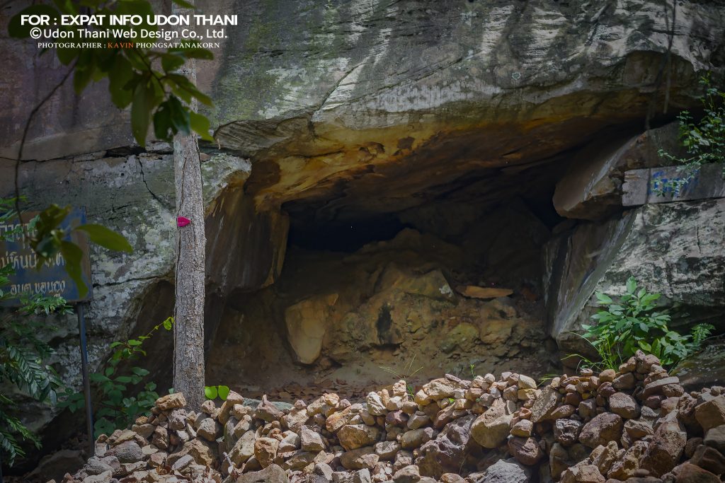 THAM SING / CAVE DRAWINGS AT KHON YUNG IN KUT CHAP DISTRICT UDON THANI PROVINCE